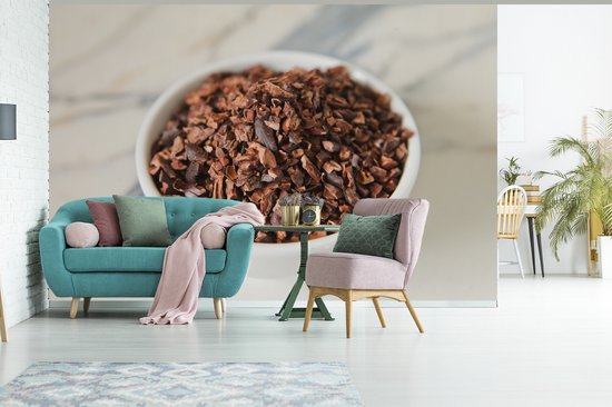 Fèves de cacao moulues dans une tasse en céramique sur une table en marbre Papier peint photo vinyle largeur 450 cm x hauteur 300 cm - Tirage photo sur papier peint (disponible en 7 tailles)