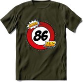 86 Jaar Hoera Verkeersbord T-Shirt | Grappig Verjaardag Cadeau | Dames - Heren | - Leger Groen - XL