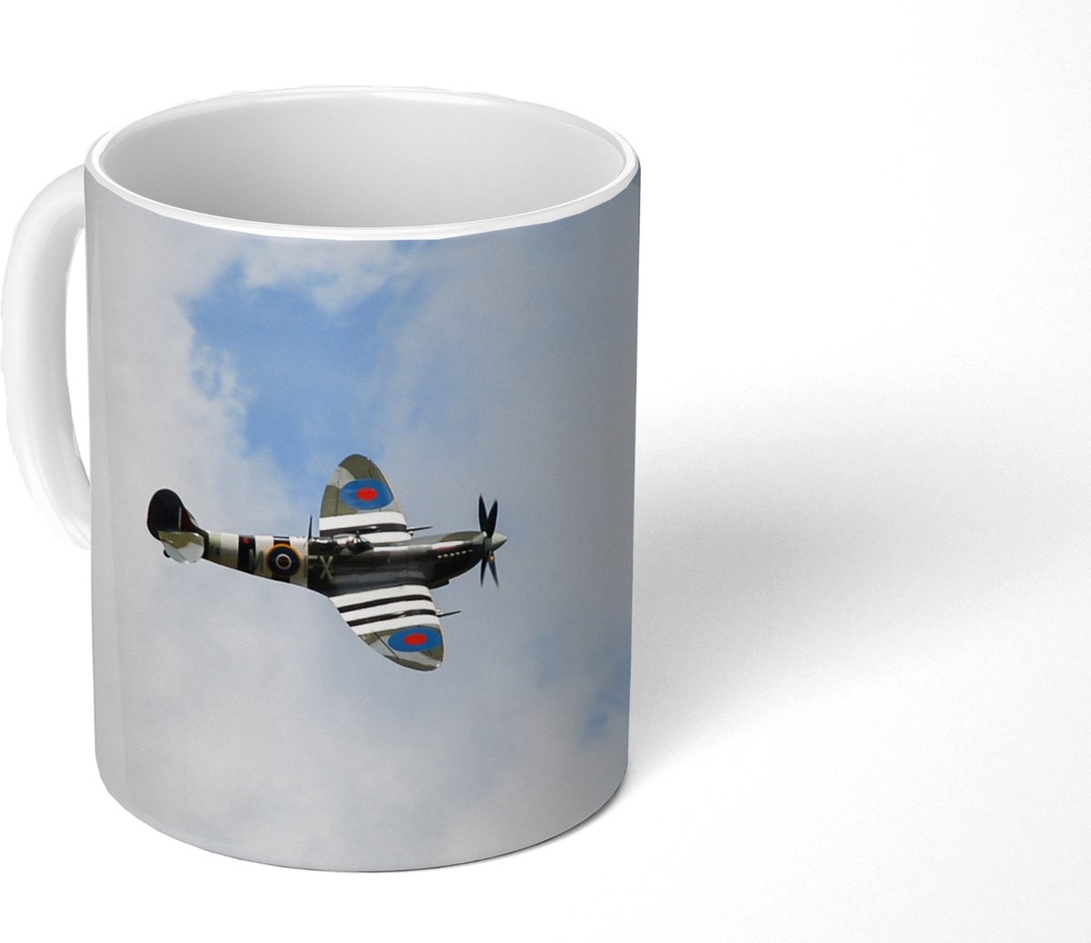 Mok - Koffiemok - Spitfire vliegtuig bij een wolkenlucht - Mokken - 350 ML - Beker - Koffiemokken - Theemok