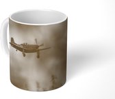 Mok - Koffiemok - Spitfire bij een donkere wolkenlucht - Mokken - 350 ML - Beker - Koffiemokken - Theemok