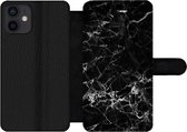 Bookcase Geschikt voor iPhone 12 telefoonhoesje - Marmer print - Steen - Zwart - Met vakjes - Wallet case met magneetsluiting