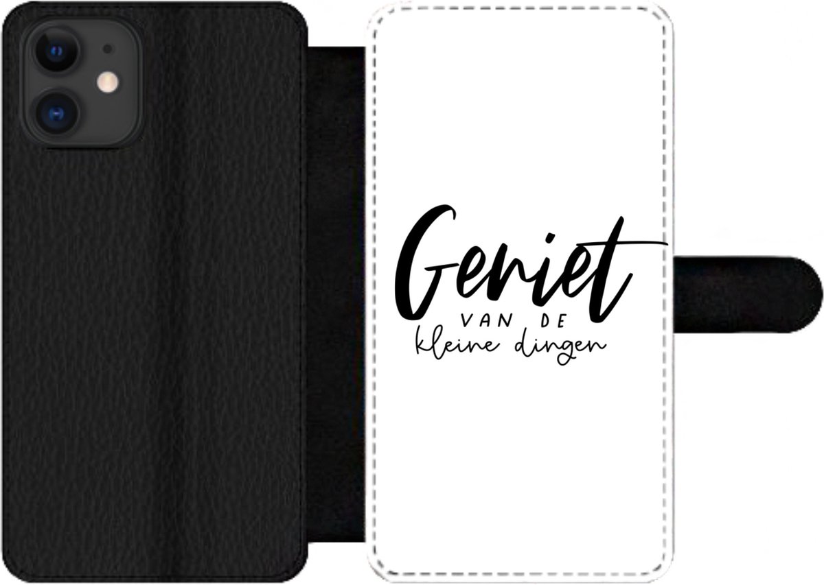 Telefoonhoesje Geschikt voor iPhone 12 Pro telefoonhoesje - Spreuken - Quotes - Geniet van de kleine dingen - Met vakjes - Wallet case met magneetsluiting