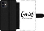 Bookcase Geschikt voor iPhone 12 Pro telefoonhoesje - Spreuken - Quotes - Geniet van de kleine dingen - Met vakjes - Wallet case met magneetsluiting