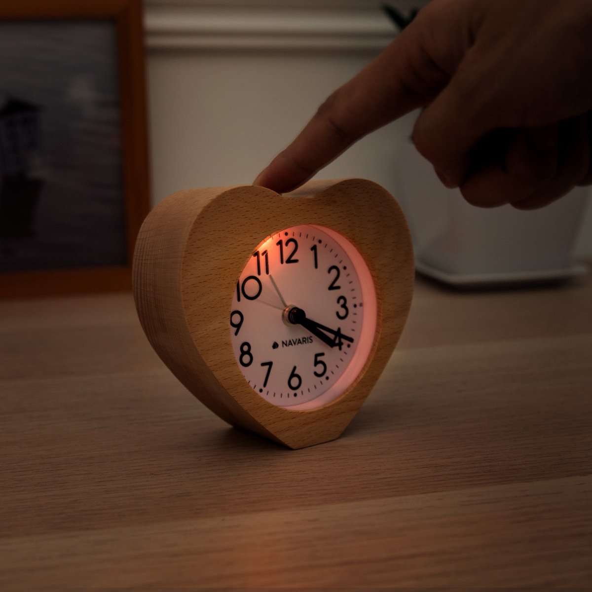Navaris analoge klassieke houten wekker - Retro tafelklok met alarm, sluimerfunctie en verlichting - Vierkant ontwerp - Witte wijzerplaat