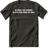 Ik Kook, We Kunnen Altijd Nog Naar De Mac - Snack T-Shirt | Grappig Verjaardag Kleding Cadeau | Eten En Snoep Shirt | Dames - Heren - Unisex Tshirt | - Donker Grijs - XL