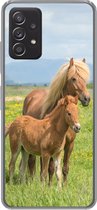 Telefoonhoesje Geschikt voor Samsung galaxy a73 hoesje - Paarden - Veulen - Berg - Siliconen Telefoonhoesje