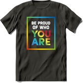 Be Proud Of Who You Are | Pride T-Shirt | Grappig LHBTIQ+ / LGBTQ / Gay / Homo / Lesbi Cadeau Shirt | Dames - Heren - Unisex | Tshirt Kleding Kado | - Donker Grijs - 3XL