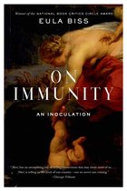 Boek "On Immunity" door Eula Biss, met een klassiek schilderij van een vrouw die een baby vasthoudt.