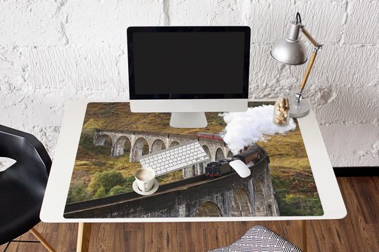 Muismat XXL 120x80 cm - Bureau onderlegger - Bureau mat Een stoomtrein rijdt over een brug - Bureaumat - Gaming mousepad xl - Bureaulegger groot - Computer deskmat