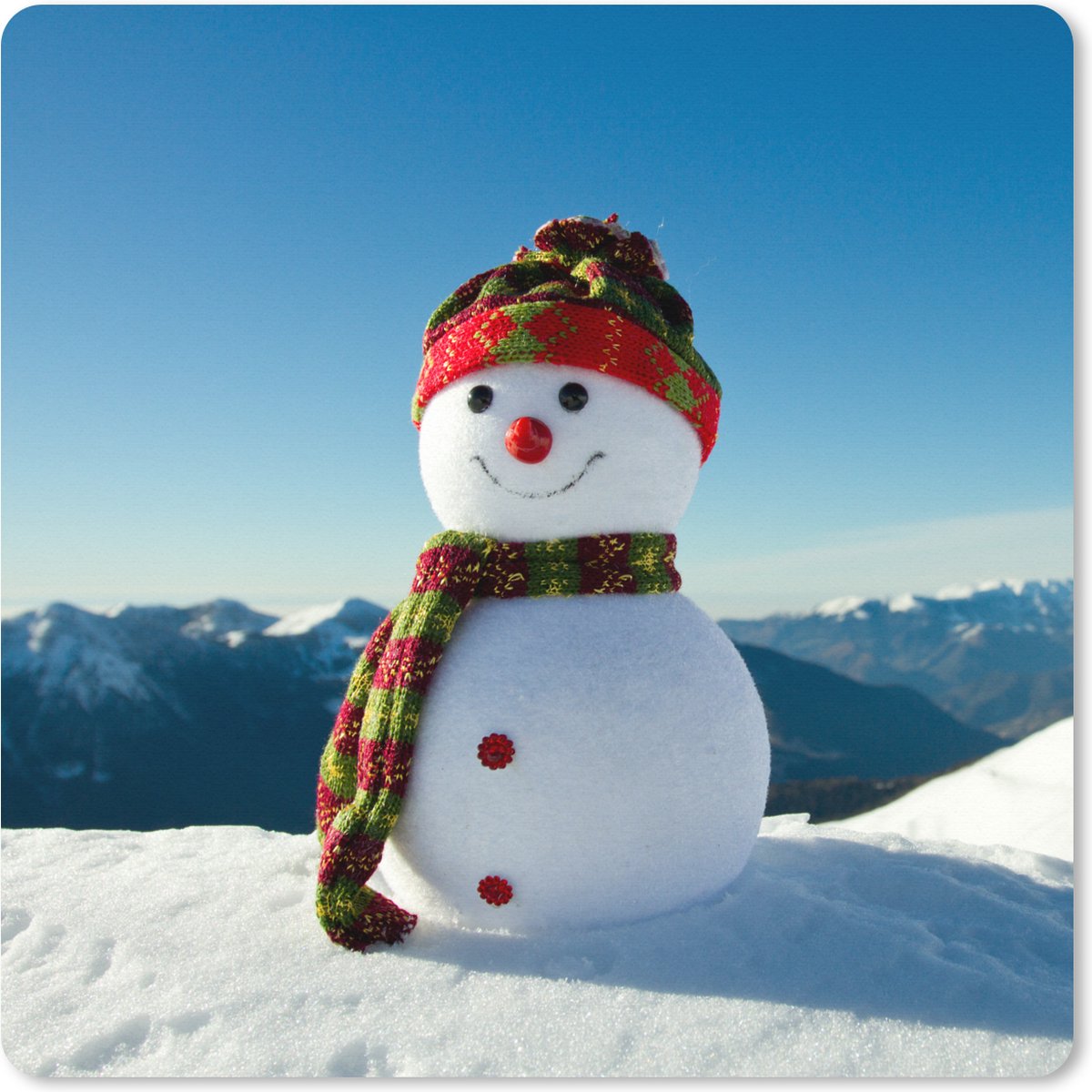 Muismat XXL 40x40 cm - Bureau onderlegger - Bureau mat Een kerstpop in het besneeuwde landschap tijdens de winter - Bureaumat - Gaming mousepad xl - Bureaulegger groot - Computer deskmat