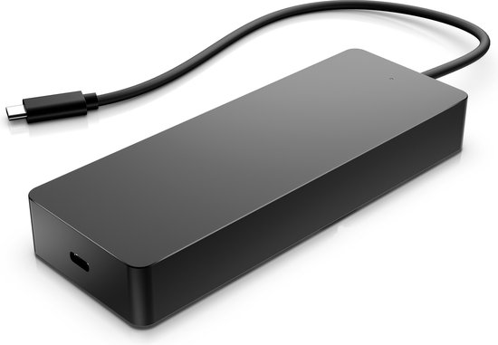 Zwarte, platte multiport hub met een gebogen USB-C-kabel.