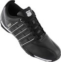 Zwarte K-Swiss sneaker met witte strepen en veters, van voren schuin gefotografeerd.