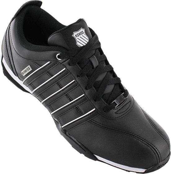 Zwarte K-Swiss sneaker met witte strepen en veters, van voren schuin gefotografeerd.