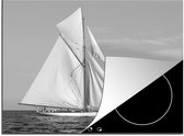 KitchenYeah® Inductie beschermer 70x52 cm - Zeilboot in de buurt van Saint Tropez - zwart wit - Kookplaataccessoires - Afdekplaat voor kookplaat - Inductiebeschermer - Inductiemat - Inductieplaat mat