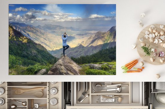 KitchenYeah® Inductie beschermer 83x51.5 cm - Een man neemt een yogahouding aan op een bergtop - Kookplaataccessoires - Afdekplaat voor kookplaat - Inductiebeschermer - Inductiemat - Inductieplaat mat