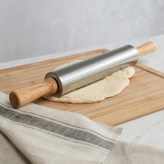 Een kleine handmatige deegroller voor croissants, geschikt voor thuisgebruik. Al Een kleine handmatige deegroller voor croissants, geschikt voor thuisgebruik. Al