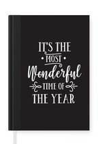 Notitieboek - Schrijfboek - Kerst quote "It's the most wonderful time of the year" met een zwarte achtergrond - Notitieboekje klein - A5 formaat - Schrijfblok - Kerst - Cadeau - Kerstcadeau voor mannen, vrouwen en kinderen