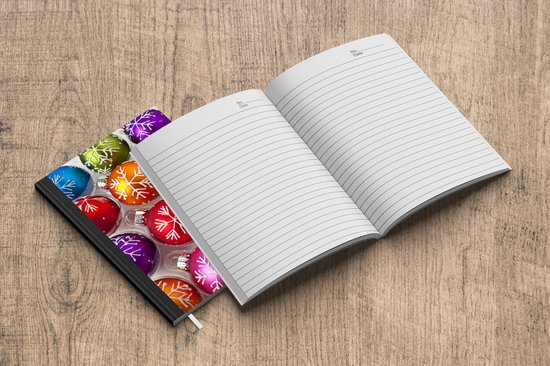 Carnet de notes - Cahier d'écriture - Une boîte avec des décorations de Noël - Carnet de notes - Format A5 - Bloc-notes - Cadeaux Sinterklaas - Distribution de cadeaux pour enfants - Cadeaux de chaussures - Petits cadeaux