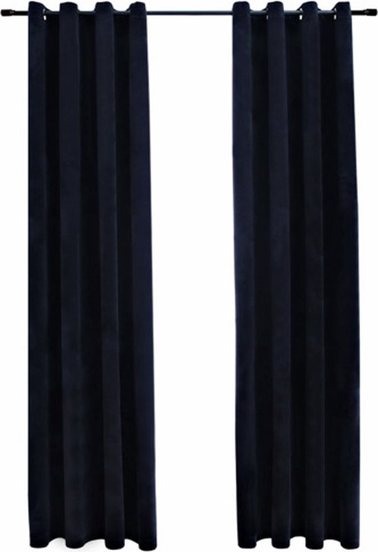Twee donkerblauwe, fluwelen gordijnen met ringen, op een witte achtergrond.