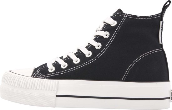 Zwarte hoge sneakers met witte veters, witte stiksels en een dikke witte zool.