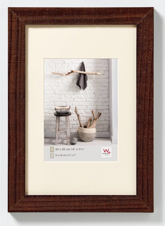 Cadre en bois marron avec un grain de bois visible.