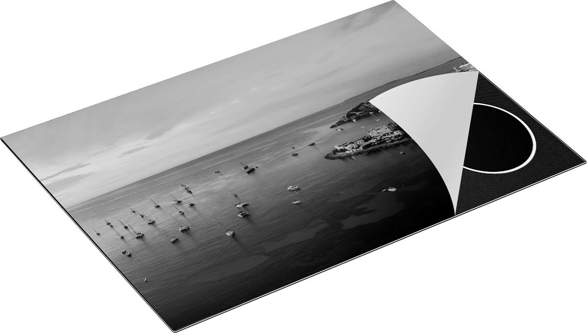 Chefcare Inductie Beschermer Ibiza met Boten op het Water bij Zonsopgang - Zwart Wit - 77x51 cm - Afdekplaat Inductie - Kookplaat Beschermer - Inductie Mat