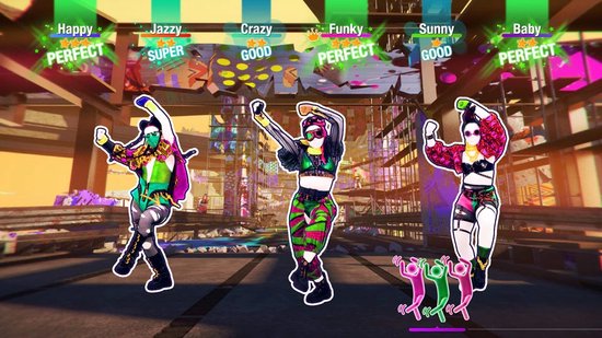 Drie dansers met felgekleurde, gedetailleerde outfits op een podium met verweerde achtergrond.