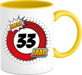 33 Jaar Verkeersbord Mok met tekst | Grappig Verjaardag Beker Cadeau | Bedrukte Koffie en Thee Mokken | Zwart | 330 ML