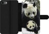 Bookcase Geschikt voor iPhone SE 2020 telefoonhoesje - Panda - Welp - Sneeuw - Met vakjes - Wallet case met magneetsluiting