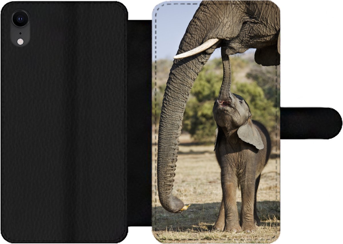 Telefoonhoesje Geschikt voor iPhone XR telefoonhoesje - Olifant - Dieren - Gras - Natuur - Met vakjes - Wallet case met magneetsluiting