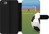 Bookcase Geschikt voor iPhone SE 2020 telefoonhoesje - Een illustratie van een voetbal op het veld in het stadion - Jongens - Meiden - Kids - Met vakjes - Wallet case met magneetsluiting