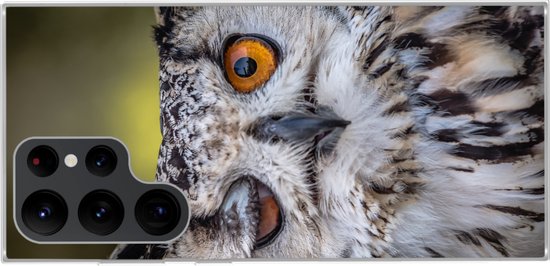Coque de téléphone avec un hibou à l'œil orange clignant, avec des détails de plumes.