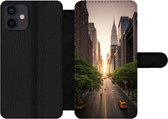 Bookcase Geschikt voor iPhone 12 telefoonhoesje - Straat van New York in de ochtend - Met vakjes - Wallet case met magneetsluiting