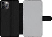 Bookcase Geschikt voor iPhone 11 Pro telefoonhoesje - Metaal print - Grijs - Met vakjes - Wallet case met magneetsluiting