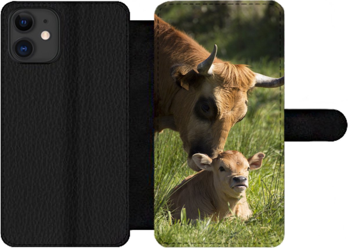 Telefoonhoesje Geschikt voor iPhone 11 telefoonhoesje - Koe - Gras - Hoorn - Kalf - Met vakjes - Wallet case met magneetsluiting