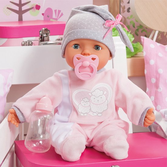 Babypop in roze slaappakje met grijze stippenmuts, met flesje en fopspeen.