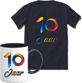 10 Jaar Vrolijke Verjaadag T-shirt met mok giftset Zwart | Verjaardag cadeau pakket set | Grappig feest shirt Heren – Dames – Unisex kleding | Koffie en thee mok | Maat XXL