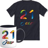 21 Jaar Vrolijke Verjaadag T-shirt met mok giftset Zwart | Verjaardag cadeau pakket set | Grappig feest shirt Heren – Dames – Unisex kleding | Koffie en thee mok | Maat XL