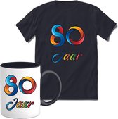 80 Jaar Vrolijke Verjaadag T-shirt met mok giftset Zwart | Verjaardag cadeau pakket set | Grappig feest shirt Heren – Dames – Unisex kleding | Koffie en thee mok | Maat 3XL