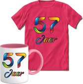 57 Jaar Vrolijke Verjaadag T-shirt met mok giftset Roze | Verjaardag cadeau pakket set | Grappig feest shirt Heren – Dames – Unisex kleding | Koffie en thee mok | Maat L