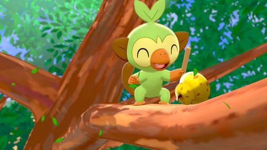 Een groene aap-Pokémon met bruine armen zit op een boomtak met een stuk fruit.