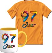 97 Jaar Vrolijke Verjaadag T-shirt met mok giftset Geel | Verjaardag cadeau pakket set | Grappig feest shirt Heren – Dames – Unisex kleding | Koffie en thee mok | Maat M