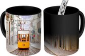 Magische Mok - Foto op Warmte Mok - Tram in een steeg in Portugal - 350 ML - Uitdeelcadeautjes
