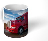 Mok - Rode vrachtwagen met een dreigende lucht - 350 ML - Beker - Uitdeelcadeautjes