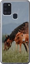 Geschikt voor Samsung Galaxy A21s hoesje - Paarden - Veulen - Natuur - Siliconen Telefoonhoesje
