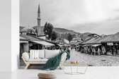 Behang - Fotobehang Oude Bosnische marktplaats van Sarajevo - zwart wit - Breedte 390 cm x hoogte 260 cm
