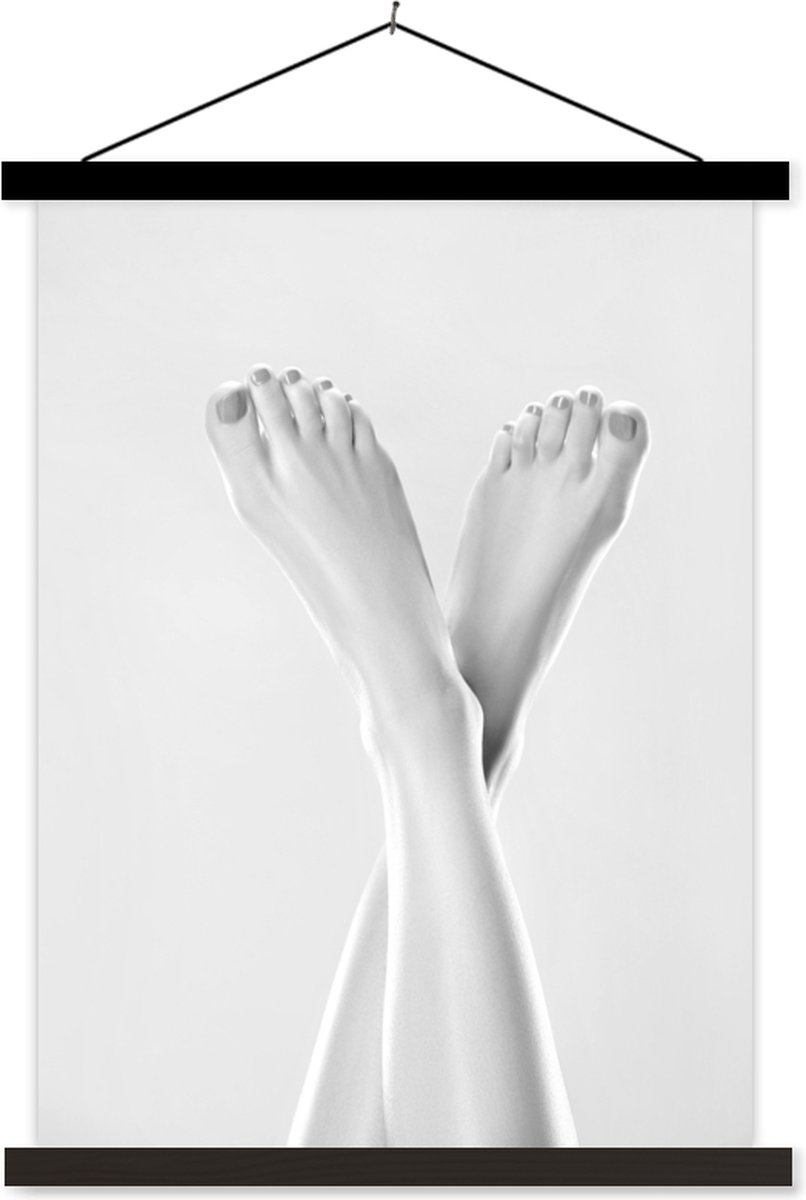 pieds féminins et lime à pied électrique pour l'élimination des