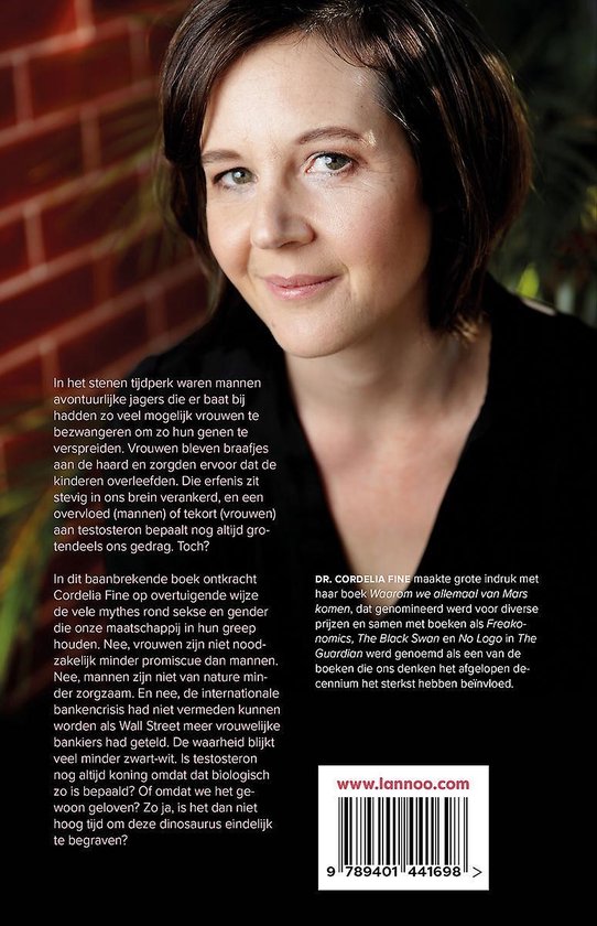 Close-up van de auteur Cordelia Fine, die naar de camera kijkt met een lichte glimlach. Ze draagt een zwarte top.
