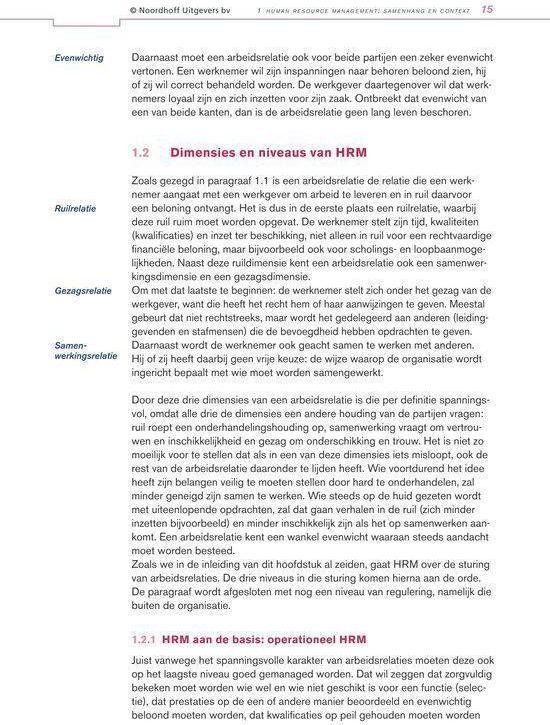 Boekpagina met tekst over dimensies en niveaus van HRM.