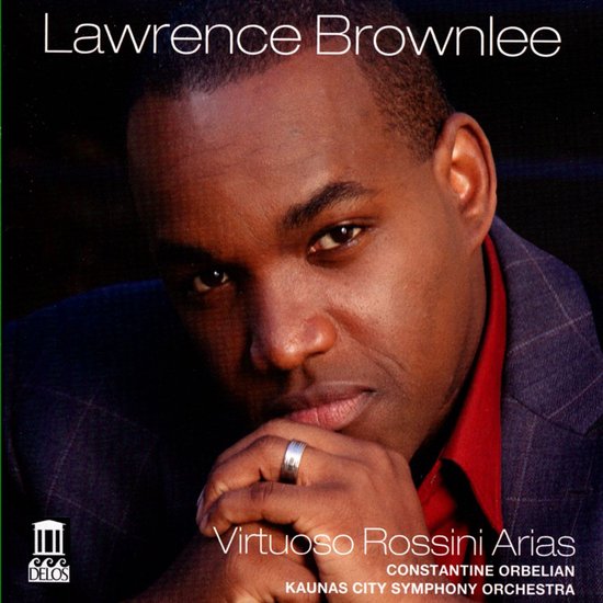 Portret van tenor Lawrence Brownlee met een zilveren ring, dragend een grijs geruit jasje, albumhoes Virtuoso Rossini Arias.